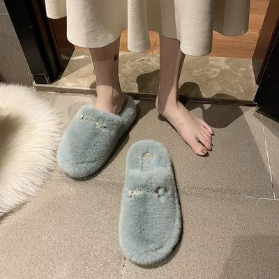 Modernas sieviešu čības ar metāla elementu un dūnām