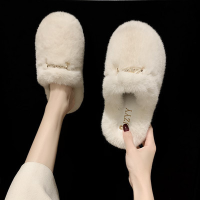 Modernas sieviešu čības ar metāla elementu un dūnām