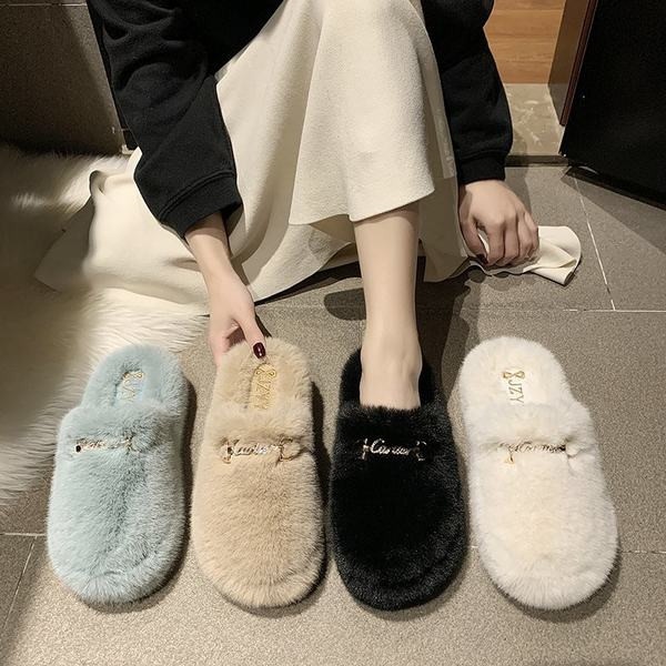 Modernas sieviešu čības ar metāla elementu un dūnām