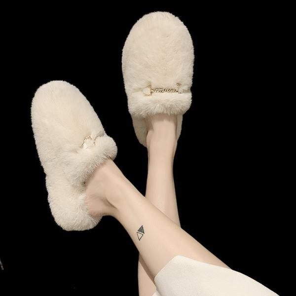 Modernas sieviešu čības ar metāla elementu un dūnām