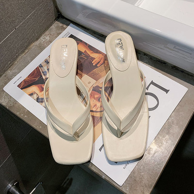 Aktuālas sieviešu čības starp pirkstiem ar augstiem papēžiem