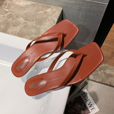 Aktuālas sieviešu čības starp pirkstiem ar augstiem papēžiem