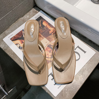 Aktuālas sieviešu čības starp pirkstiem ar augstiem papēžiem