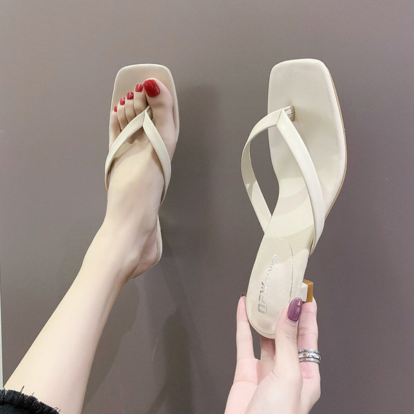 Aktuālas sieviešu čības starp pirkstiem ar augstiem papēžiem