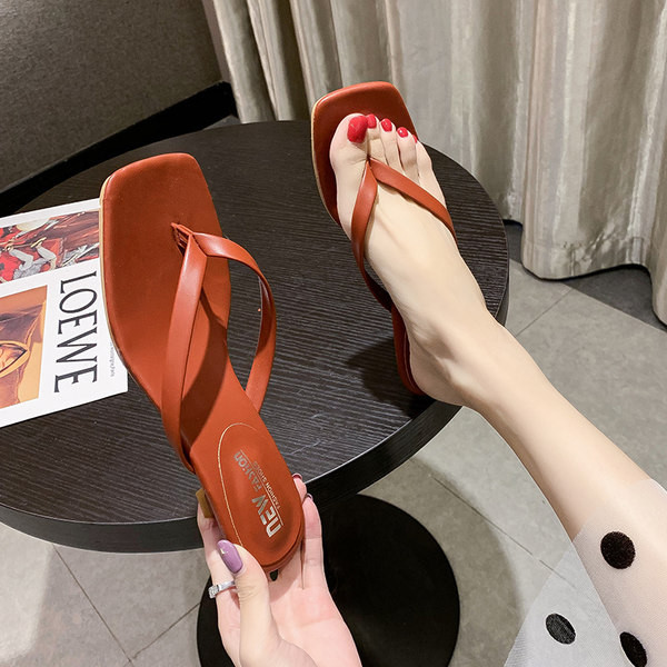 Aktuālas sieviešu čības starp pirkstiem ar augstiem papēžiem