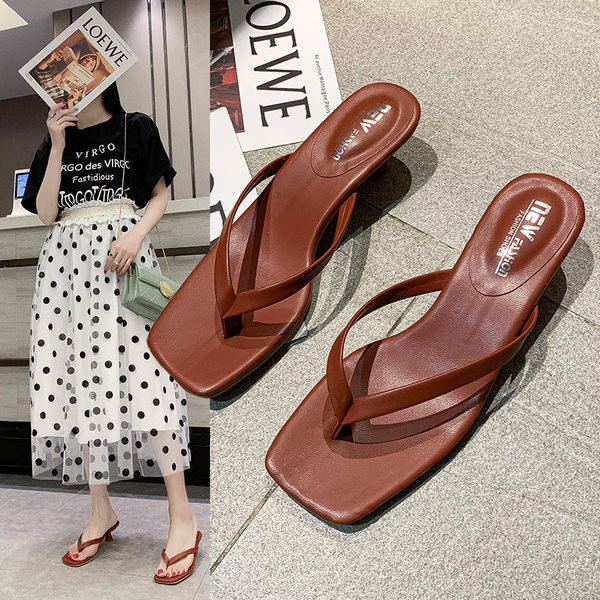 Aktuālas sieviešu čības starp pirkstiem ar augstiem papēžiem