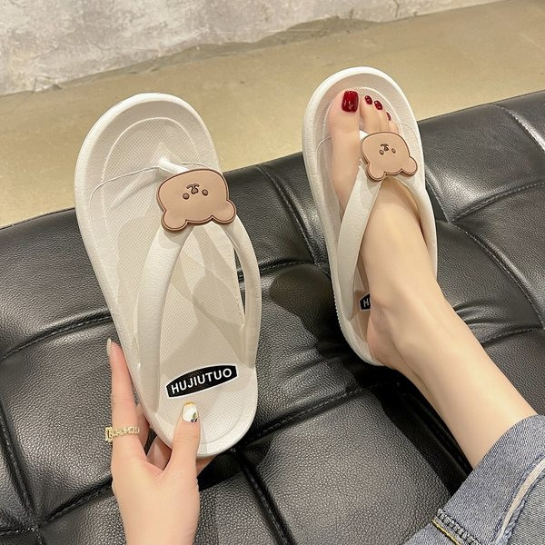 Sieviešu gumijas čības pāri purngalam uz plakanas zoles ar 3D rotājumu