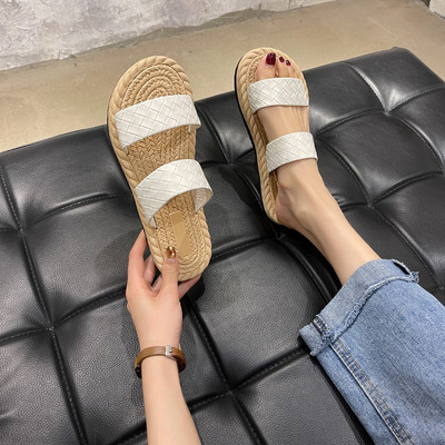 Sieviešu čības ar ādas lencēm un plakanu zoli