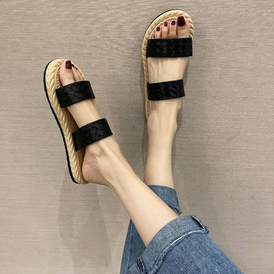 Sieviešu čības ar ādas lencēm un plakanu zoli