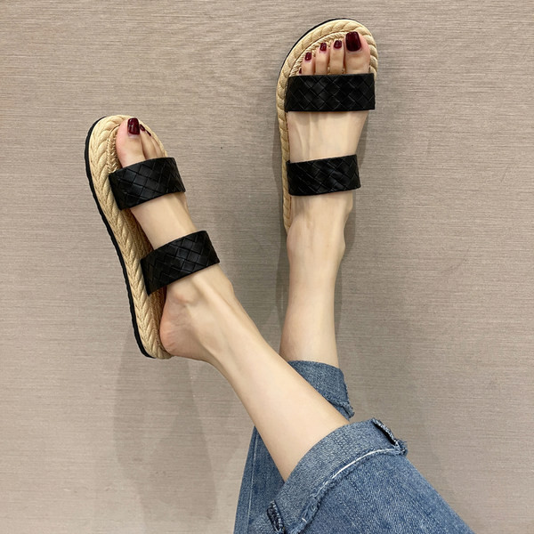 Sieviešu čības ar ādas lencēm un plakanu zoli