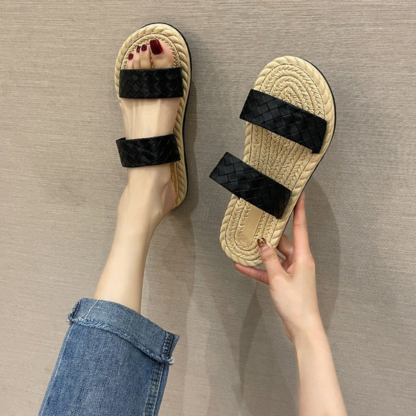 Sieviešu čības ar ādas lencēm un plakanu zoli