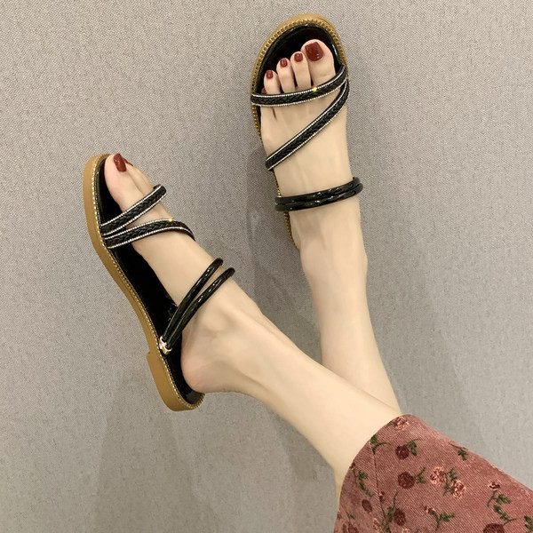 Sieviešu čības ar ādas lencēm un dekoratīviem akmeņiem