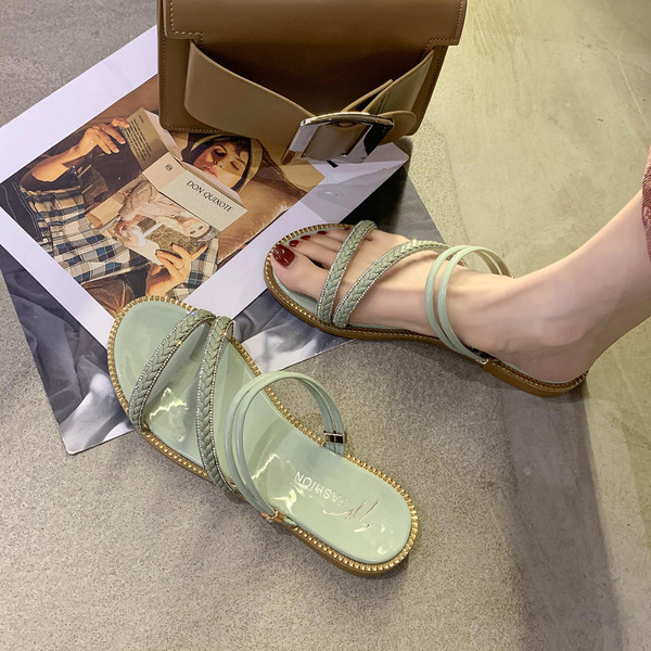 Sieviešu čības ar ādas lencēm un dekoratīviem akmeņiem