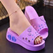 Ikdienas čības ar platformu un 3D elementiem