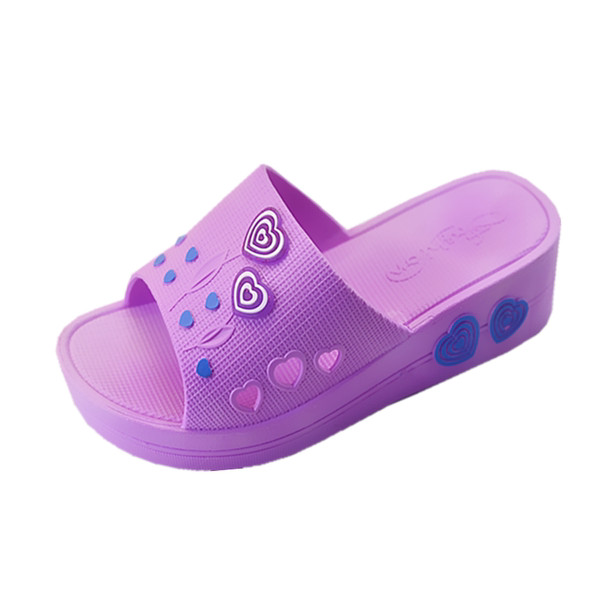 Ikdienas čības ar platformu un 3D elementiem