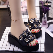 Sieviešu čības ar 3D elementiem un biezu zoli