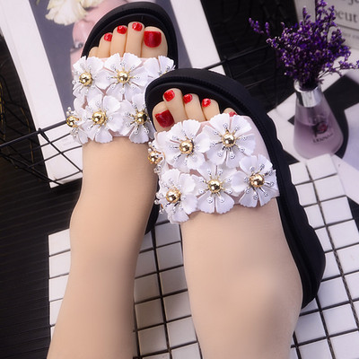 Sieviešu čības ar 3D elementiem un biezu zoli