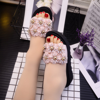 Sieviešu čības ar 3D elementiem un biezu zoli