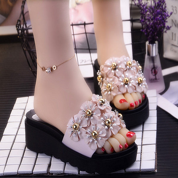 Sieviešu čības ar 3D elementiem un biezu zoli