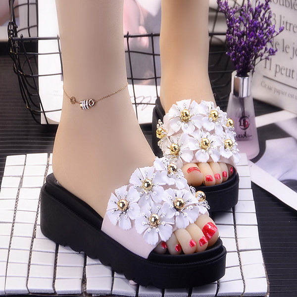 Sieviešu čības ar 3D elementiem un biezu zoli