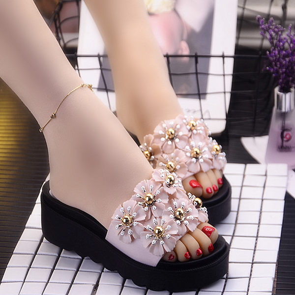 Sieviešu čības ar 3D elementiem un biezu zoli