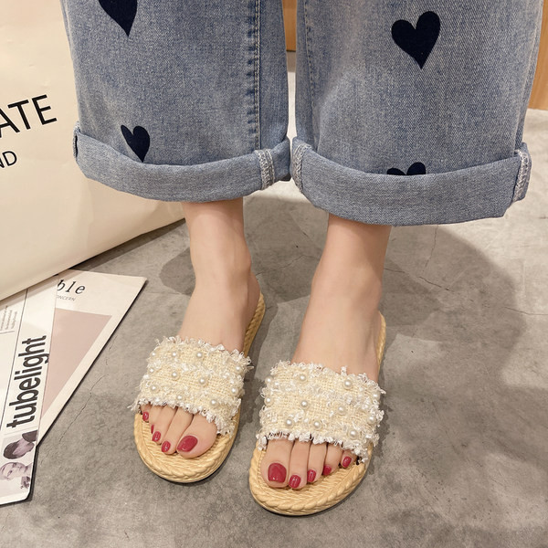 Sieviešu čības ar pērlēm un dekoratīviem akmeņiem