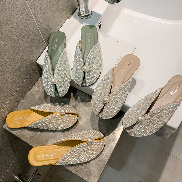 Modernas čības ar plakanām zolēm un pērlēm