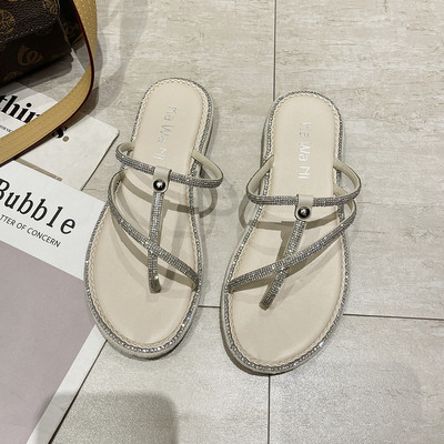 Sieviešu čības ar dekoratīviem akmeņiem un plakanu zoli