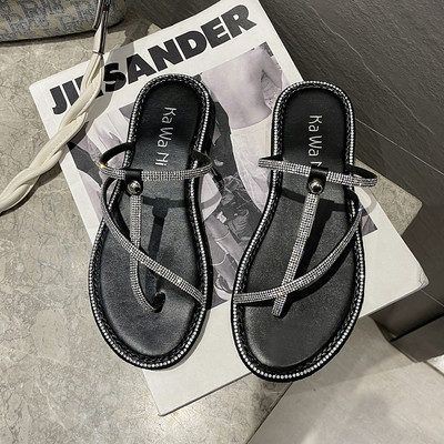 Sieviešu čības ar dekoratīviem akmeņiem un plakanu zoli