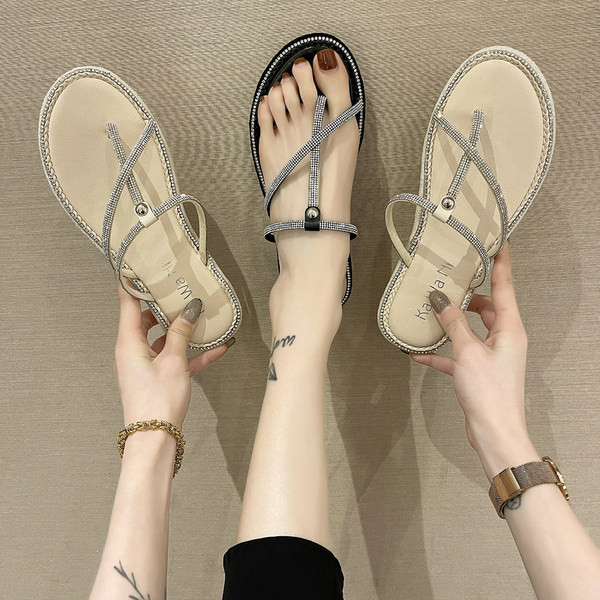 Sieviešu čības ar dekoratīviem akmeņiem un plakanu zoli