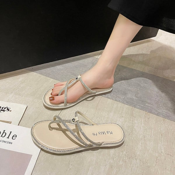 Sieviešu čības ar dekoratīviem akmeņiem un plakanu zoli