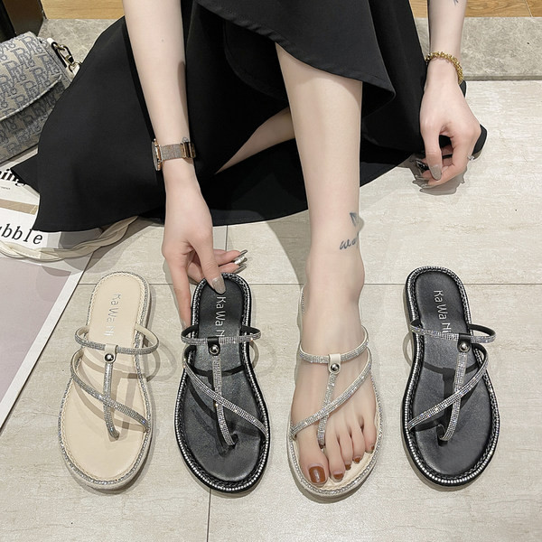 Sieviešu čības ar dekoratīviem akmeņiem un plakanu zoli