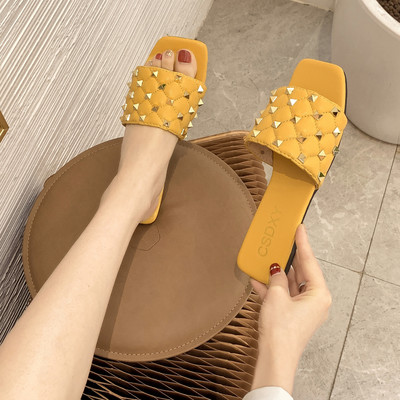 Γυναικείες τετράγωνες παντόφλες με μεταλλικά τρουξ