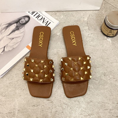 Γυναικείες τετράγωνες παντόφλες με μεταλλικά τρουξ