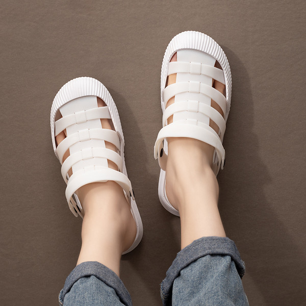 Gumijas aiztaisāmās čības sievietēm