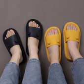 Gumijas čības unisex modelis ar 3D elementu