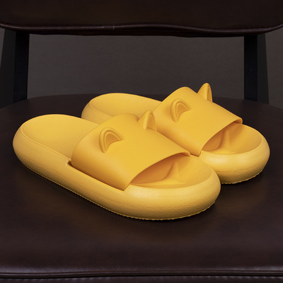 Gumijas čības unisex modelis ar 3D elementu