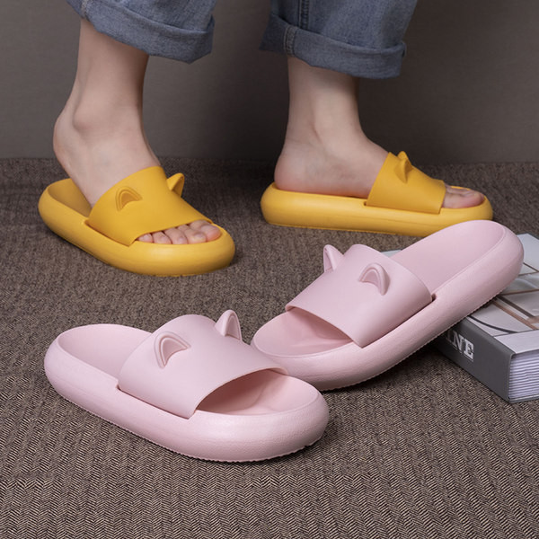 Gumijas čības unisex modelis ar 3D elementu