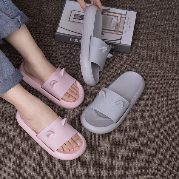 Gumijas čības unisex modelis ar 3D elementu