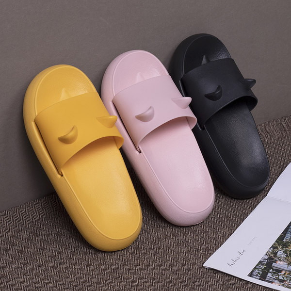 Gumijas čības unisex modelis ar 3D elementu