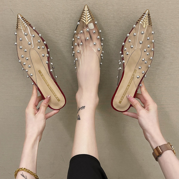 Sieviešu smailas čības ar metāla kniedēm un caurspīdīgu daļu