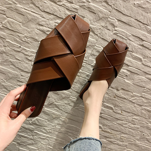 Sieviešu ādas čības - divi modeļi