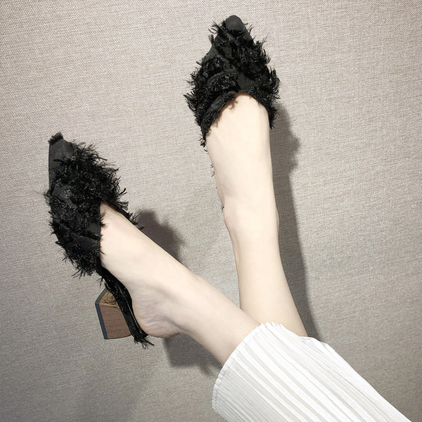 Jauns sieviešu smailo čību modelis ar pušķiem