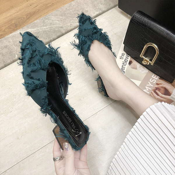 Jauns sieviešu smailo čību modelis ar pušķiem