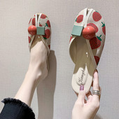 Ikdienas sieviešu čības ar 3D elementiem un aplikācijām