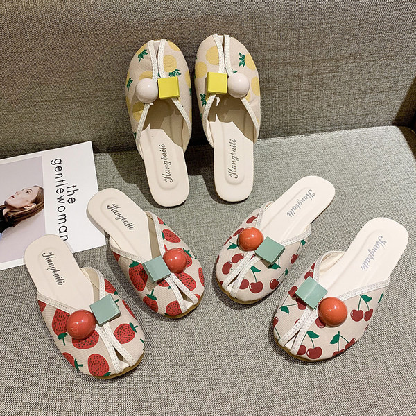 Ikdienas sieviešu čības ar 3D elementiem un aplikācijām