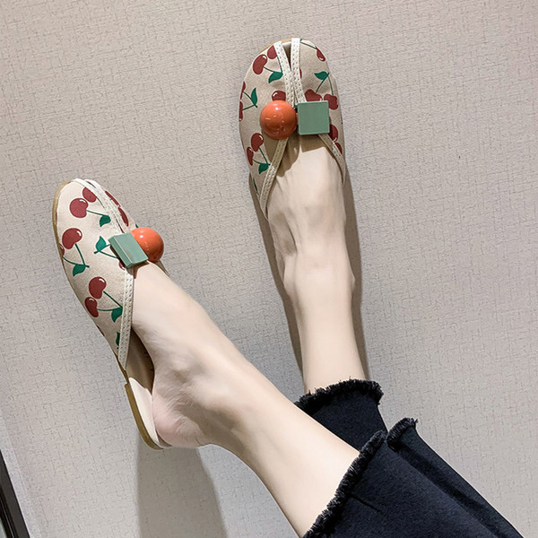 Ikdienas sieviešu čības ar 3D elementiem un aplikācijām