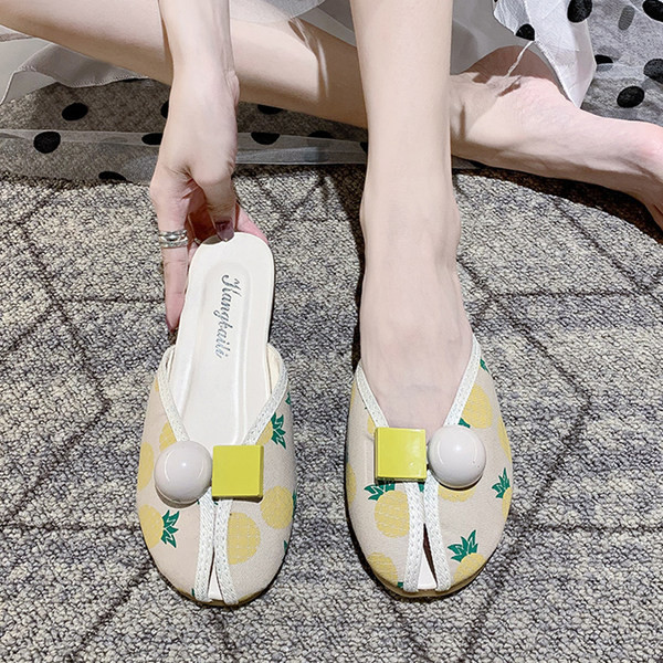 Ikdienas sieviešu čības ar 3D elementiem un aplikācijām