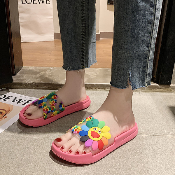 Sieviešu čības ar plakanu zoli un 3D aplikāciju