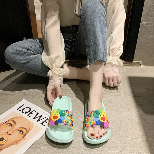 Sieviešu čības ar plakanu zoli un 3D aplikāciju